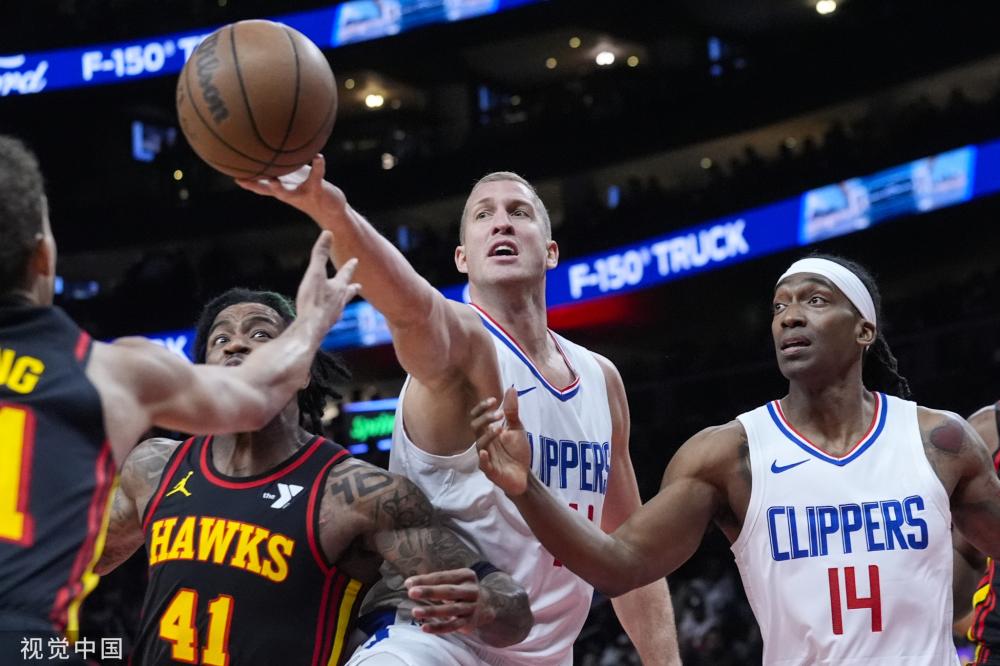 他通过观看 他通过观看